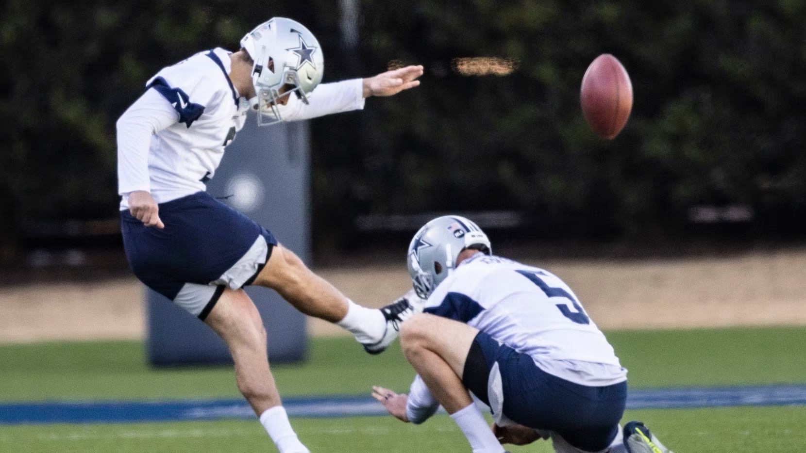 Cowboys kicker misses 5th playoff PAT, makes 2 FGs