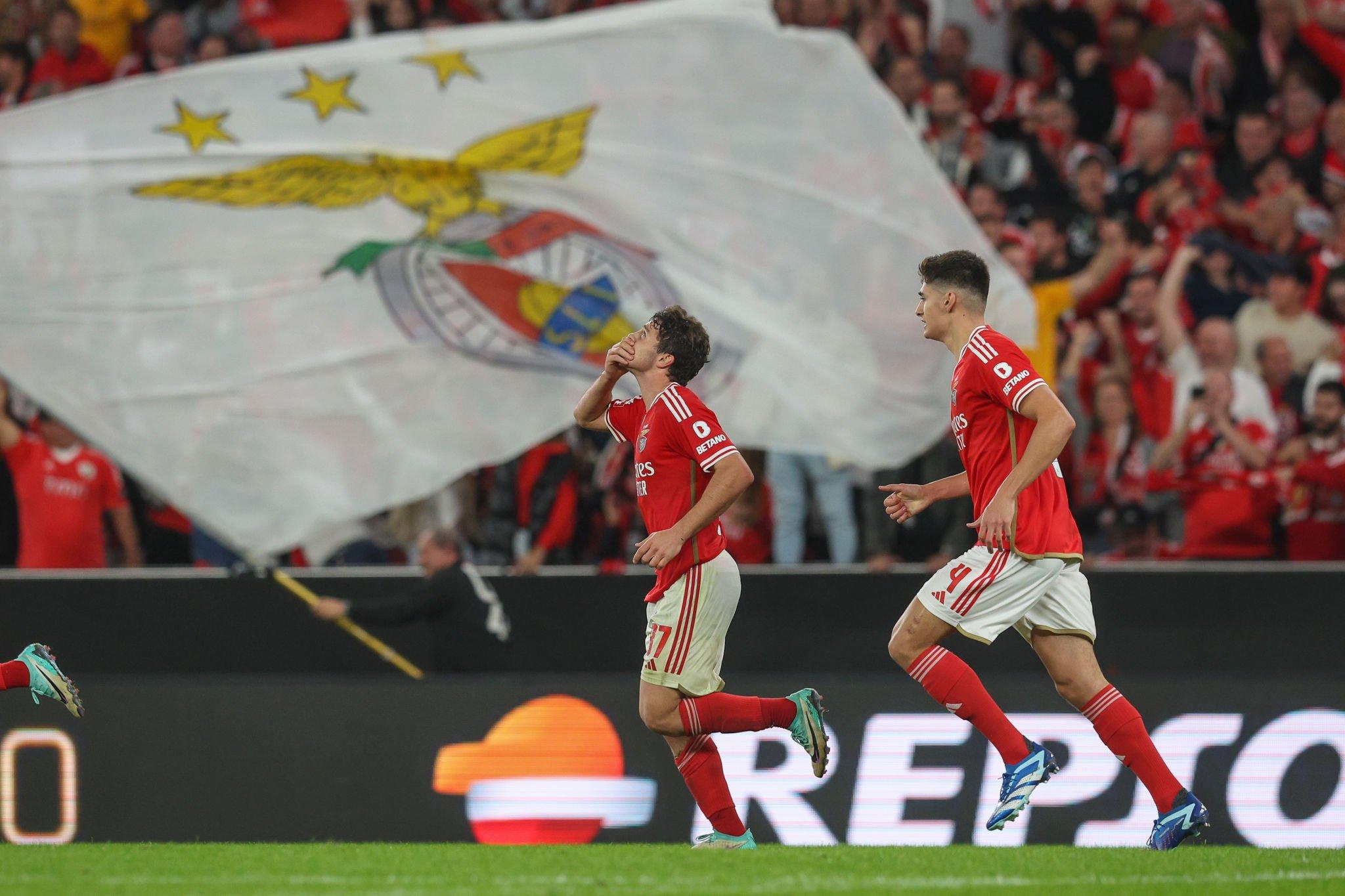 Benfica climb top after late win over Sporting